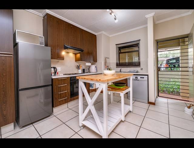 2 BEDROOM APARTMENT FOR SALE IN BRYANSTON